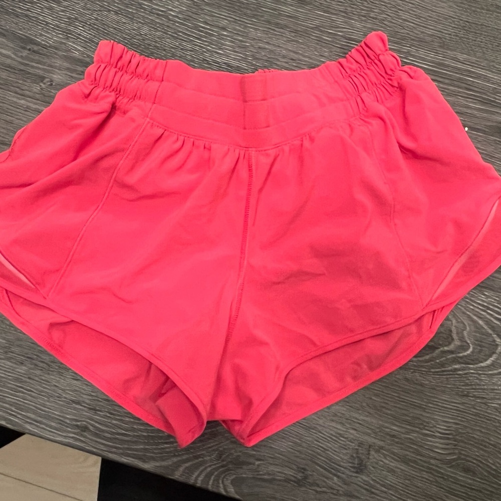 Lululemon Hotty Hot shorts-2.5” Lipgloss-Size 4